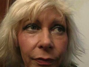 Er hilft einer alten, reifen Blondine