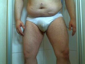 In Höschen pissen und wichsen