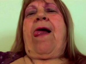 Geile Oma bläst fetten Schwanz. Ihre köstliche nasse Muschi zu