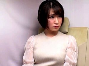 Vacker asiatisk milf ger sig hän med sin tajta fitta till en hård