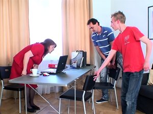 Büroreife Frau schluckt zwei Schwänze gleichzeitig