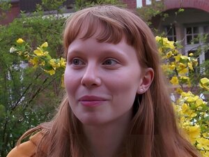 Ersties: Rothaarige Bonnie spielt mit ihrer unrasierten Fotze