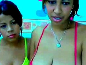 Büstenhafte lesbische Latina mit schwarzer Blumenart