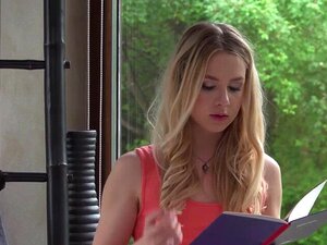 Alecia Fox umschließt Vinnys pochenden Schwanz mit ihren Lippen. Die