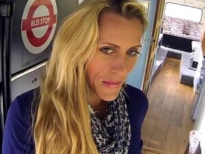 Blonde bekommt Fake-Cops-Schwanz in den Arsch in ihrem Bus. Fake-Cop