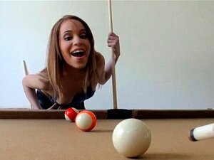 Petite amie en chaleur joue au billard et se fait baiser le cul par