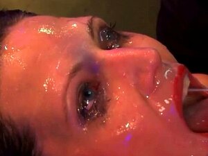 Versaute Bukkake-Gesichtsbesamung für eine spermatrinkende Schlampe.