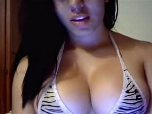 Wunderschönes Mädchen mit riesigen Titten vor der Webcam