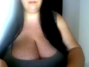 Posmatrajte njene meke krivulje i masivne sise kako se ljuljaju dok