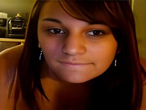 Süße straffe Amateur-Brünette-Cam-Girl strippt
