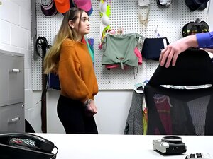 Officer Mike tar in Sera till bakrummet efter att ha sett henne