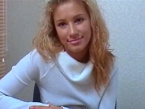 Foxy blondi pommi brook pannaan kameralla. Viettelevä blondi