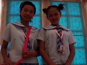 Zwei asiatische Amateur-Süße teilen sich einen weißen Schwanz
