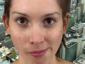 Lelu-Liebesriesin leckt winzige Leute