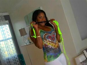 Ebony slet wordt vernietigd