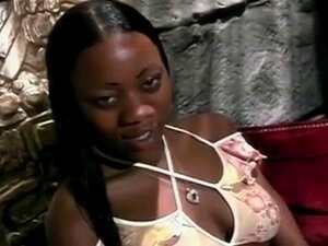 Erlebe die verführerische Anziehungskraft von Erica, während sie