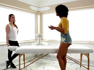 Масерка лиже црну пичку. Лезбејска