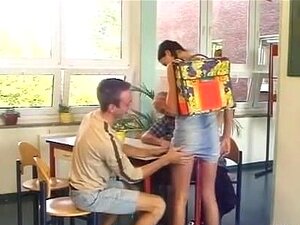 Deutsche Süße Brünette wird im College gefickt