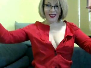sexy blonde MILF in roter Kleidung reizt,