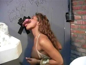 Ebony lutscht einen großen Schwanz bei Gloryhole 21