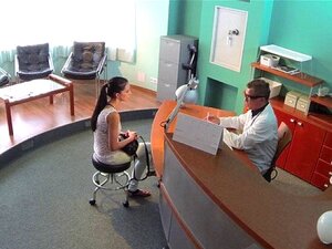 Слатка докторка добија јебање у пичку.