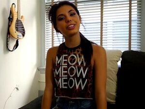 Gina Valentina lutscht den fetten Schwanz ihres Stiefbruders. Gina
