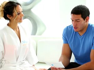 Lustige masseuse Nadia Styles geeft een nuru massage op de bank, wordt