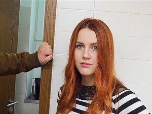 Cuck bleibt auf der öffentlichen Toilette und schaut zu, wie seine