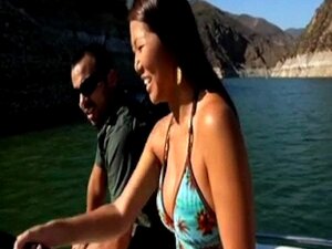 Sexig asiatisk tjej lär sig att fiska