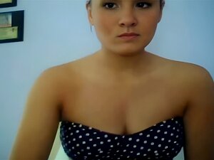 amateur süße Freundin oben ohne und unbedeckt vor der webcam