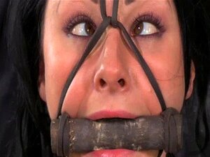 Gefesselte Sub-Nippel werden mit Klammern bestraft