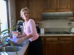 Geile Pornodarstellerin Kelly Leigh in einer exotischen MILFs-Szene