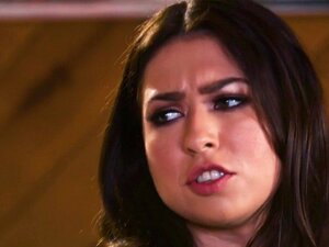 Hårig sötnos sprutar i lesbisk trekant. Hårig sötnos sprutar medan