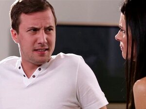 Schmutziger Typ mit großem Schwanz geleckt reife nasse enge Muschi.