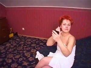 Rothaarige Milf befriedigt mehrere frische Schwänze!