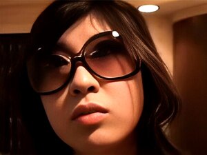 Großbusige Schönheit mit Sonnenbrille gibt einen fabelhaften Blowjob