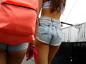 omg saftige heiße weiße Arschbacken in Shorts!