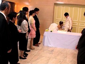 Lustvolle japanische Freundinnen genießen wilden Gruppensex auf einer