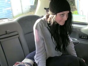 O sortudo motorista tem a chance de foder essa gatinha muito bonita e