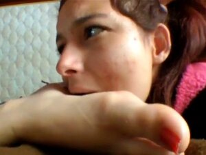 Caroline und Jessica Sleepy Zehenlutschen. Caroline und Jessica Sleepy