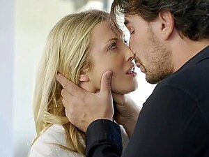 Zwei blonde Stiefschwestern haben Spaß mit einem heißen Hengst. Sie