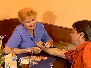 Oma Sperma Tropfen aus ihrer Nase