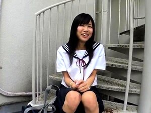 Vadia japonesa em uniforme de colegial é fodida