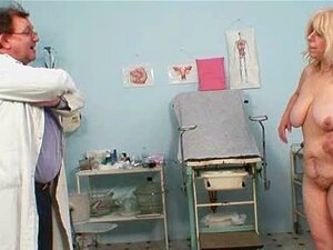 Groot boezem mam gets haar beide holes goed gecontroleerd