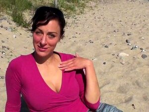 een ses mdel blaast in haar vw t4 met facial