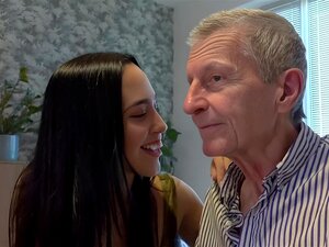 Heißer süßer Hardcore-Sex mit einem alten Kerl, der Babe das beste