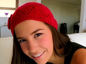 Brünette Süße Annika wird am härtesten von ihren Freunden gefickt.