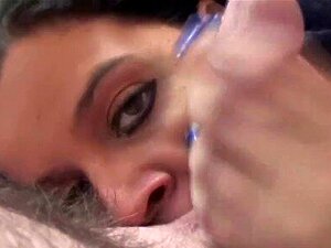 Büstenhafte Latina MILF Angel Lynn bläst einem glücklichen Nerd