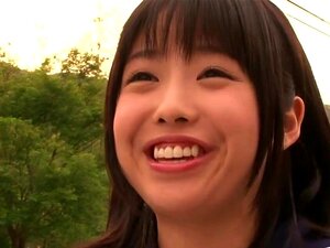 Kleine Asiatinnen teilen sich einen Ritt mit ihrem behaarten