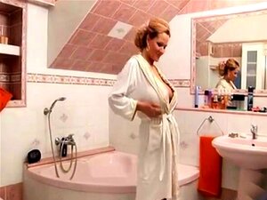 Großtittige MILF in der Wanne